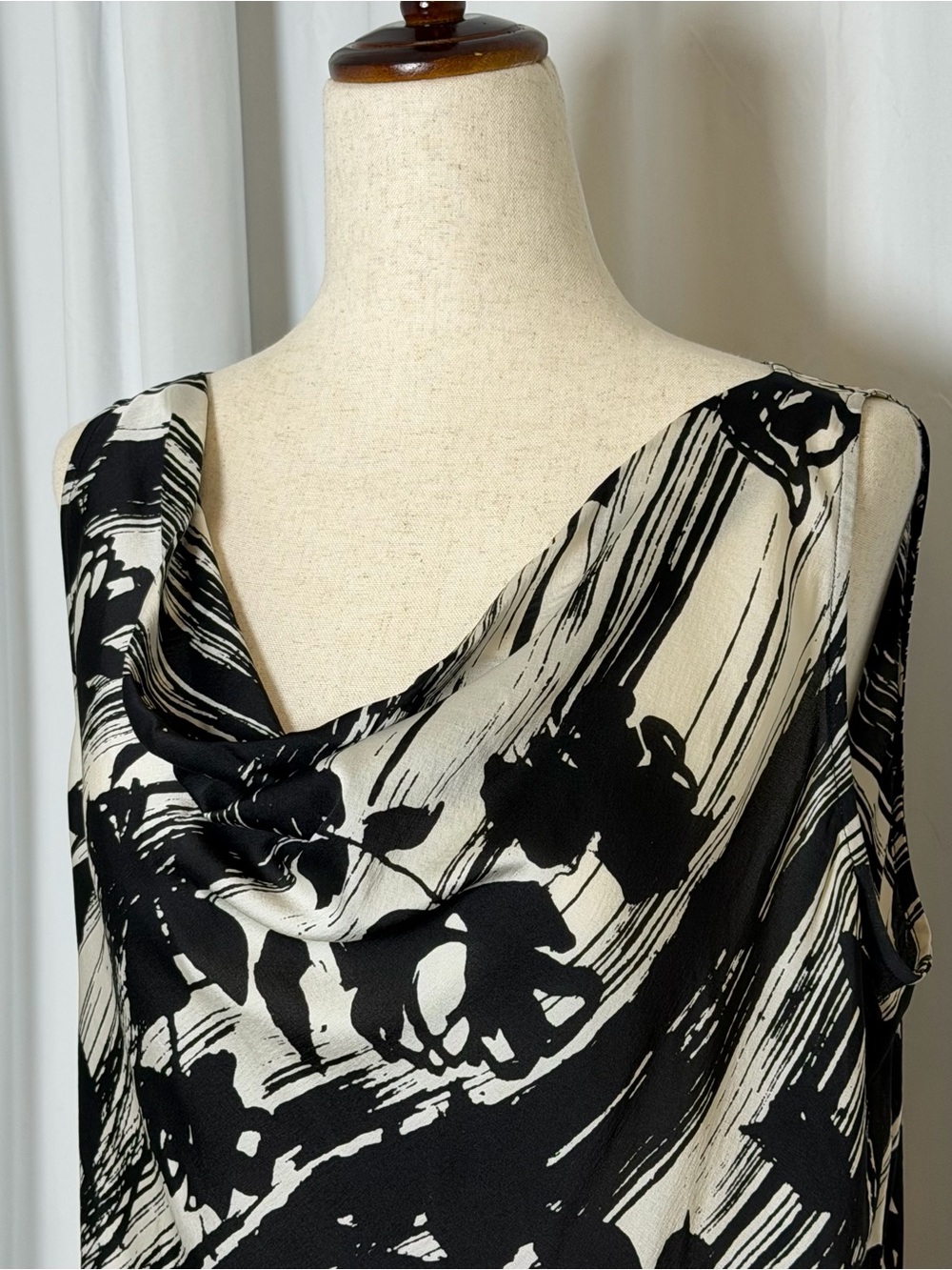 St John Silk Cowl Neck Shell Top Medium Black Cream Abstract Floral Sleeveless - Picture 6 of 11